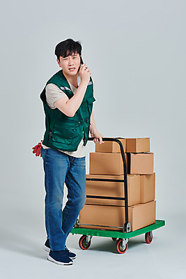 포토 JPG 스튜디오촬영 전신 직업 남자 회색배경 실내 마스크 한명 서기 들기 옆모습 30대 스마트폰 상자 수레 한국인 짜증 작업 바이러스 택배기사 배송 서비스 택배 통화 힘듦 성인남자한명만 갑질 비대면서비스 노마스크 국내포토 1 감정 뷰포인트 백그라운드 컨셉 모션 사람 동양인 내부 장년 핸드폰 스마트기기 카트 회색 운송업 배달원 사회이슈 남자한명만 성인남자만 파일형식 언택트