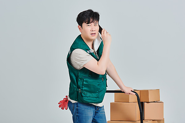 포토 JPG 스튜디오촬영 직업 남자 회색배경 실내 마스크 한명 서기 상반신 옆모습 30대 스마트폰 상자 수레 한국인 짜증 작업 바이러스 택배기사 배송 서비스 택배 통화 힘듦 성인남자한명만 갑질 비대면서비스 노마스크 국내포토 1 감정 뷰포인트 백그라운드 컨셉 모션 사람 동양인 내부 장년 핸드폰 스마트기기 카트 회색 운송업 배달원 사회이슈 남자한명만 성인남자만 파일형식 언택트