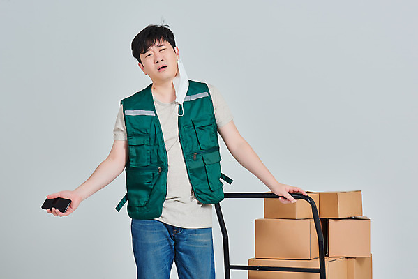 포토 JPG 스튜디오촬영 직업 남자 회색배경 실내 마스크 한명 서기 상반신 앞모습 30대 스마트폰 상자 한국인 짜증 작업 바이러스 택배기사 배송 서비스 택배 힘듦 성인남자한명만 갑질 비대면서비스 노마스크 국내포토 1 감정 뷰포인트 백그라운드 컨셉 모션 사람 동양인 내부 장년 핸드폰 스마트기기 회색 운송업 배달원 사회이슈 남자한명만 성인남자만 파일형식 언택트