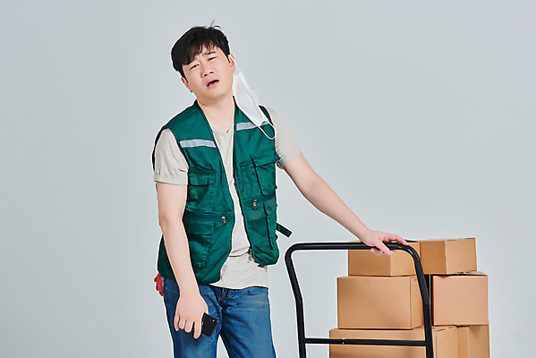 포토 JPG 스튜디오촬영 직업 남자 회색배경 실내 마스크 한명 서기 상반신 앞모습 30대 스마트폰 상자 한국인 짜증 작업 바이러스 택배기사 배송 서비스 택배 힘듦 성인남자한명만 갑질 비대면서비스 노마스크 국내포토 1 감정 뷰포인트 백그라운드 컨셉 모션 사람 동양인 내부 장년 핸드폰 스마트기기 회색 운송업 배달원 사회이슈 남자한명만 성인남자만 파일형식 언택트