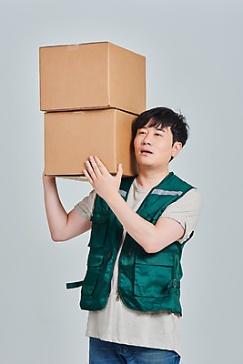 포토 JPG 스튜디오촬영 직업 남자 회색배경 실내 한명 서기 들기 상반신 앞모습 30대 상자 한국인 작업 택배기사 배송 서비스 택배 무거움 힘듦 성인남자한명만 갑질 비대면서비스 국내포토 1 뷰포인트 백그라운드 컨셉 모션 사람 동양인 내부 장년 회색 운송업 무게 배달원 남자한명만 성인남자만 파일형식 언택트