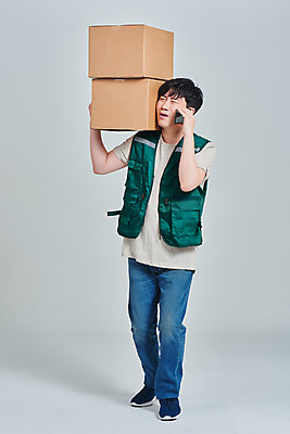 포토 JPG 스튜디오촬영 전신 직업 남자 회색배경 실내 한명 서기 들기 앞모습 30대 스마트폰 상자 한국인 작업 택배기사 배송 서비스 택배 통화 무거움 힘듦 성인남자한명만 갑질 비대면서비스 국내포토 1 뷰포인트 백그라운드 컨셉 모션 사람 동양인 내부 장년 핸드폰 스마트기기 회색 운송업 무게 배달원 남자한명만 성인남자만 파일형식 언택트