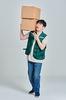 포토 JPG 스튜디오촬영 전신 직업 남자 회색배경 실내 한명 서기 들기 앞모습 30대 스마트폰 상자 한국인 작업 택배기사 배송 서비스 택배 통화 무거움 힘듦 성인남자한명만 갑질 비대면서비스 국내포토 1 뷰포인트 백그라운드 컨셉 모션 사람 동양인 내부 장년 핸드폰 스마트기기 회색 운송업 무게 배달원 남자한명만 성인남자만 파일형식 언택트