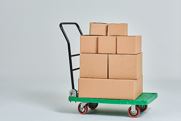 포토 JPG 스튜디오촬영 직업 회색배경 실내 사람없음 상자 수레 배송 서비스 택배 택배상자 비대면서비스 국내포토 백그라운드 내부 카트 회색 운송업 파일형식 언택트