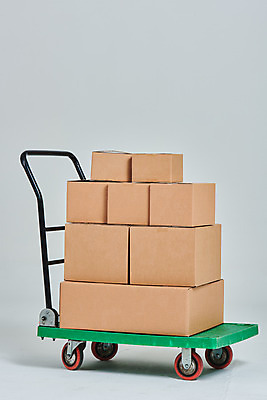 포토 JPG 스튜디오촬영 직업 회색배경 실내 사람없음 상자 수레 배송 서비스 택배 택배상자 비대면서비스 국내포토 백그라운드 내부 카트 회색 운송업 파일형식 언택트