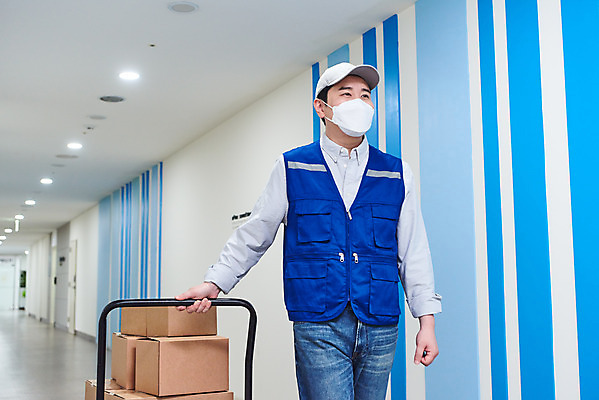 포토 JPG 직업 남자 실내 한명 상반신 앞모습 30대 상자 걷기 수레 한국인 바이러스 택배기사 배송 서비스 택배 성인남자한명만 비대면서비스 국내포토 1 뷰포인트 모션 사람 동양인 내부 장년 카트 운송업 배달원 남자한명만 성인남자만 파일형식 언택트