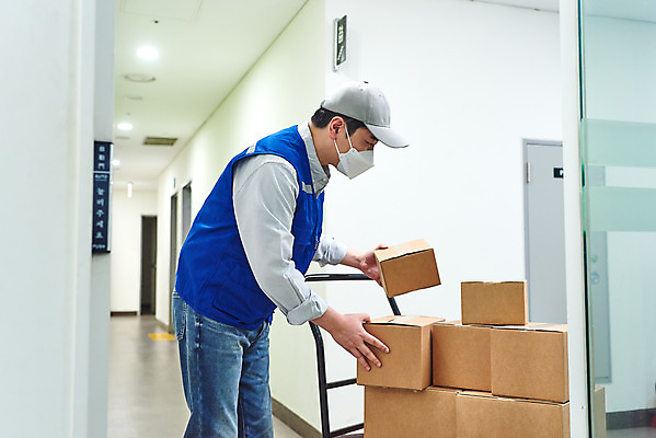 포토 JPG 직업 남자 실내 한명 서기 상반신 옆모습 30대 상자 한국인 바이러스 택배기사 배송 서비스 택배 찾기 성인남자한명만 비대면서비스 국내포토 1 뷰포인트 모션 사람 동양인 내부 장년 운송업 배달원 남자한명만 성인남자만 파일형식 언택트