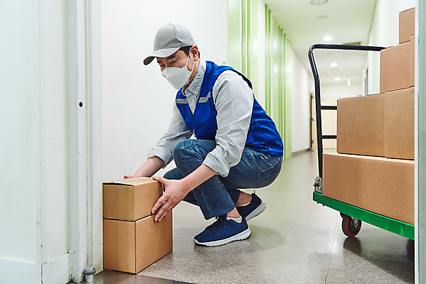 포토 JPG 전신 직업 남자 실내 한명 앉기 옆모습 30대 상자 수레 한국인 바이러스 택배기사 배송 서비스 택배 성인남자한명만 비대면서비스 국내포토 1 뷰포인트 모션 사람 동양인 내부 장년 카트 운송업 배달원 남자한명만 성인남자만 파일형식 언택트