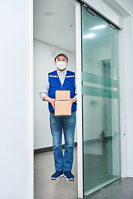 포토 JPG 전신 직업 남자 실내 한명 서기 들기 앞모습 30대 상자 한국인 바이러스 택배기사 배송 서비스 택배 성인남자한명만 비대면서비스 국내포토 1 뷰포인트 모션 사람 동양인 내부 장년 운송업 배달원 남자한명만 성인남자만 파일형식 언택트