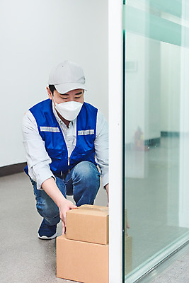 포토 JPG 전신 직업 남자 실내 한명 앉기 앞모습 30대 상자 한국인 바이러스 택배기사 배송 서비스 택배 성인남자한명만 비대면서비스 국내포토 1 뷰포인트 모션 사람 동양인 내부 장년 운송업 배달원 남자한명만 성인남자만 파일형식 언택트