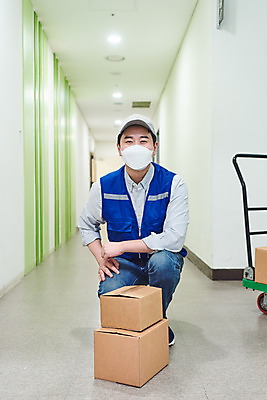 포토 JPG 전신 직업 남자 실내 한명 앉기 앞모습 30대 상자 한국인 바이러스 택배기사 배송 서비스 택배 성인남자한명만 비대면서비스 국내포토 1 뷰포인트 모션 사람 동양인 내부 장년 운송업 배달원 남자한명만 성인남자만 파일형식 언택트