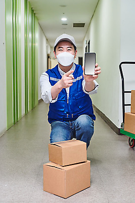 포토 JPG 전신 직업 남자 실내 한명 들기 앉기 앞모습 30대 스마트폰 상자 한국인 가리킴 바이러스 택배기사 배송 서비스 택배 보여주기 성인남자한명만 비대면서비스 국내포토 1 뷰포인트 모션 사람 동양인 손짓 내부 장년 핸드폰 스마트기기 운송업 배달원 남자한명만 성인남자만 파일형식 언택트