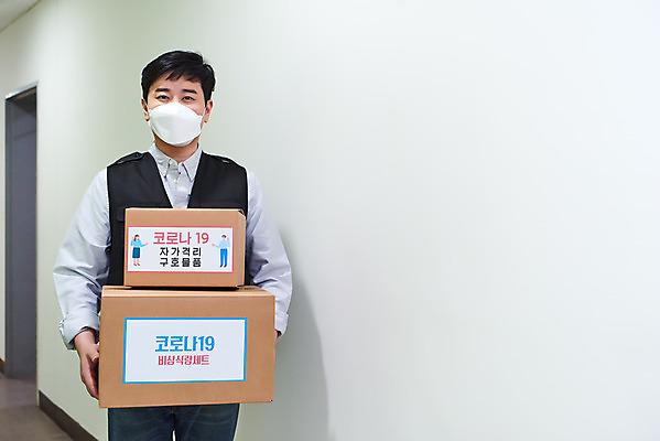 포토 JPG 남자 실내 한명 서기 들기 상반신 앞모습 30대 상자 한국인 바이러스 배송 생필품 성인남자한명만 자가격리 비대면서비스 자가격리키트 국내포토 1 뷰포인트 모션 사람 동양인 내부 장년 의료용품 오브젝트 서비스 남자한명만 성인남자만 파일형식 격리 언택트