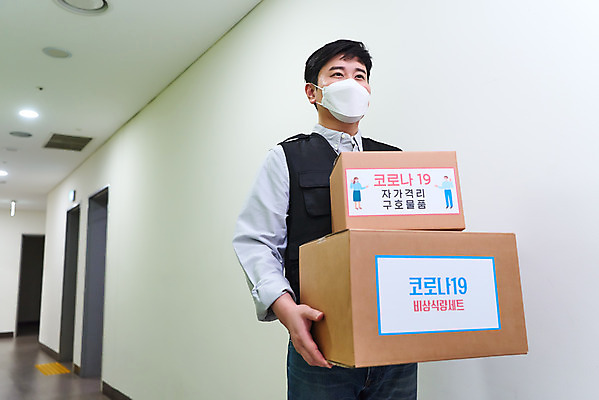 포토 JPG 남자 실내 한명 서기 들기 상반신 앞모습 30대 상자 한국인 바이러스 배송 생필품 성인남자한명만 자가격리 비대면서비스 자가격리키트 국내포토 1 뷰포인트 모션 사람 동양인 내부 장년 의료용품 오브젝트 서비스 남자한명만 성인남자만 파일형식 격리 언택트