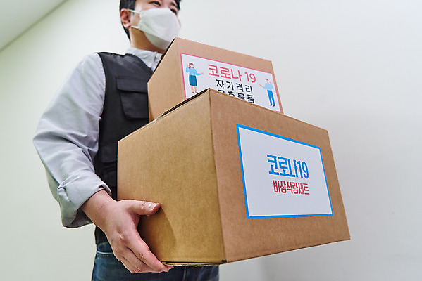 포토 JPG 남자 실내 한명 서기 들기 상반신 앞모습 30대 상자 한국인 바이러스 배송 생필품 성인남자한명만 자가격리 비대면서비스 자가격리키트 국내포토 1 뷰포인트 모션 사람 동양인 내부 장년 의료용품 오브젝트 서비스 남자한명만 성인남자만 파일형식 격리 언택트