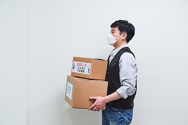 포토 JPG 남자 실내 한명 서기 들기 상반신 옆모습 30대 상자 한국인 바이러스 배송 생필품 성인남자한명만 자가격리 비대면서비스 자가격리키트 국내포토 1 뷰포인트 모션 사람 동양인 내부 장년 의료용품 오브젝트 서비스 남자한명만 성인남자만 파일형식 격리 언택트