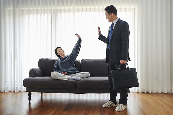 포토 JPG 전신 여자 남자 딸 중년 50대 서기 앉기 두명 앞모습 옆모습 30대 한국인 구직 인사 아빠 실업자 출근 손인사 애교 재취업 캥거루족 부녀 국내포토 뷰포인트 컨셉 가족 모션 사람 동양인 성인 장년 예절 출퇴근 신조어 파일형식