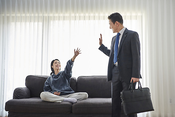 포토 JPG 전신 여자 남자 딸 중년 50대 서기 앉기 상반신 두명 앞모습 30대 한국인 구직 인사 아빠 실업자 출근 손인사 애교 재취업 캥거루족 부녀 국내포토 뷰포인트 컨셉 가족 모션 사람 동양인 성인 장년 예절 출퇴근 신조어 파일형식