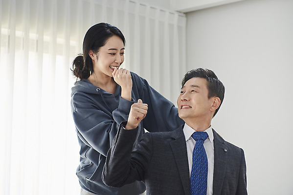 포토 JPG 여자 남자 딸 중년 50대 서기 미소 상반신 두명 옆모습 30대 한국인 엄지손가락 구직 마사지 최고 아빠 실업자 출근 애교 재취업 캥거루족 부녀 국내포토 뷰포인트 컨셉 손가락 가족 모션 표정 사람 동양인 성인 장년 출퇴근 신조어 파일형식