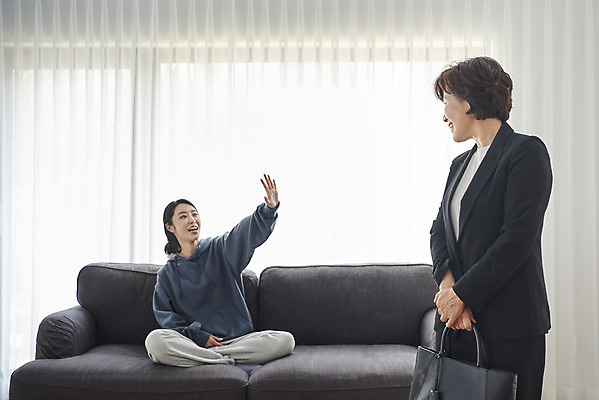 포토 JPG 전신 여자 딸 행복 중년 50대 가방 모녀 엄마 서기 미소 앉기 상반신 성인 두명 앞모습 옆모습 30대 한국인 구직 인사 실업자 출근 손인사 재취업 여자만 캥거루족 국내포토 잡화 감정 뷰포인트 컨셉 가족 모션 표정 사람 동양인 장년 예절 출퇴근 신조어 파일형식