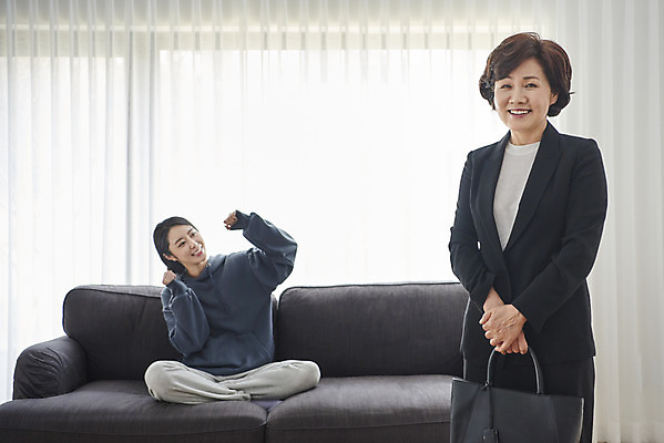 포토 JPG 전신 여자 딸 행복 중년 50대 가방 응원 모녀 엄마 서기 미소 앉기 상반신 성인 두명 앞모습 30대 한국인 구직 인사 실업자 출근 재취업 여자만 캥거루족 국내포토 잡화 감정 뷰포인트 컨셉 가족 모션 표정 사람 동양인 장년 예절 출퇴근 신조어 파일형식