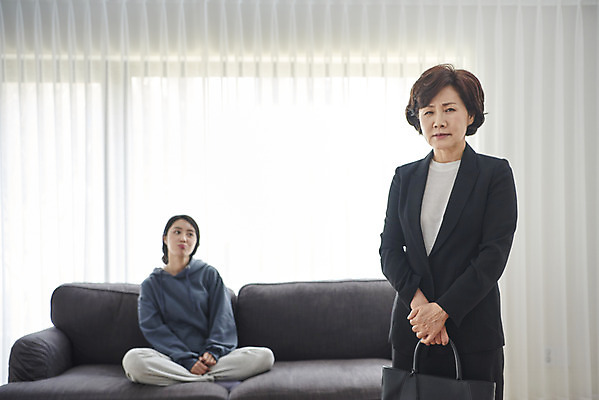 포토 JPG 전신 여자 딸 중년 50대 가방 모녀 엄마 서기 앉기 상반신 성인 두명 앞모습 30대 한국인 구직 분노 찡그림 실업자 출근 잔소리 재취업 여자만 캥거루족 국내포토 잡화 감정 뷰포인트 컨셉 가족 모션 표정 사람 동양인 장년 출퇴근 신조어 파일형식