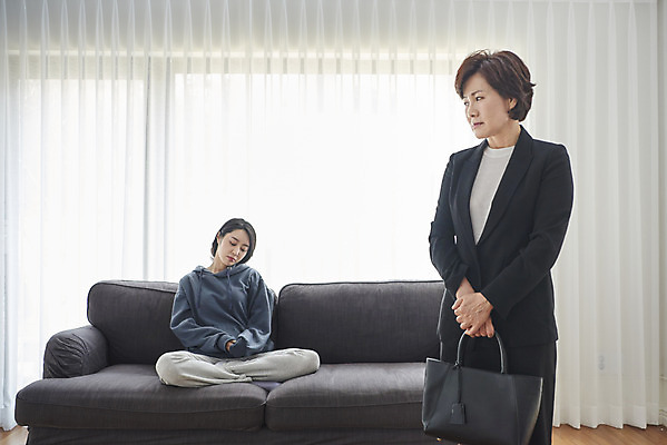 포토 JPG 전신 여자 딸 중년 50대 가방 모녀 엄마 서기 앉기 상반신 성인 두명 앞모습 30대 한국인 구직 분노 실업자 출근 잔소리 노려봄 재취업 여자만 캥거루족 국내포토 잡화 감정 뷰포인트 컨셉 가족 모션 표정 사람 동양인 장년 출퇴근 신조어 파일형식