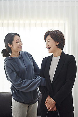 포토 JPG 여자 딸 중년 50대 가방 모녀 엄마 서기 미소 상반신 성인 두명 앞모습 30대 마주보기 한국인 구직 실업자 출근 애교 재취업 여자만 캥거루족 국내포토 잡화 뷰포인트 컨셉 가족 모션 표정 사람 동양인 장년 출퇴근 신조어 파일형식