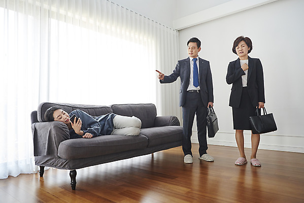 포토 JPG 전신 여자 남자 딸 중년 50대 엄마 서기 성인 앞모습 세명 30대 눕기 한국인 구직 분노 가리킴 아빠 실업자 출근 잔소리 재취업 캥거루족 국내포토 감정 뷰포인트 컨셉 가족 모션 사람 동양인 손짓 장년 출퇴근 신조어 파일형식