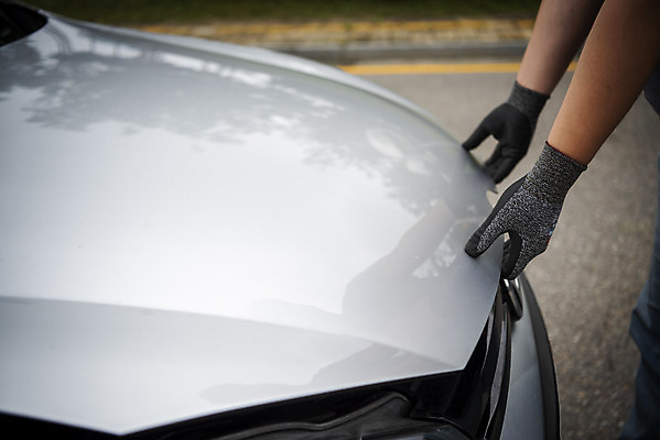 포토 JPG 주간 손 남자 40대 자동차 한명 야외 신체부위 한국인 정비공 보닛 자동차정비 정비소 경정비 국내포토 자연요소 1 육상교통 중년 사람 동양인 기술자 수리 파일형식