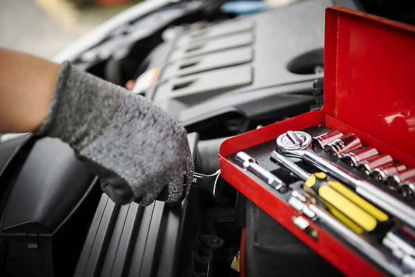 포토 JPG 주간 손 남자 40대 자동차 한명 근접촬영 야외 신체부위 한국인 도구 공구 엔진 정비공 자동차정비 정비소 경정비 국내포토 자연요소 1 육상교통 뷰포인트 중년 사람 동양인 기술자 수리 파일형식