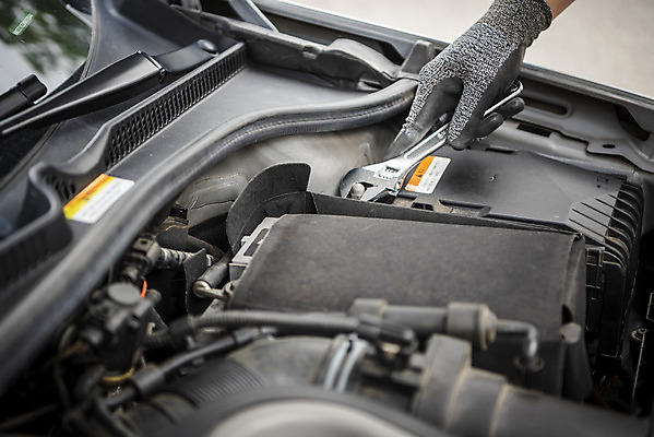 포토 JPG 주간 손 남자 40대 자동차 한명 야외 신체부위 한국인 공구 엔진 정비공 자동차정비 정비소 경정비 국내포토 자연요소 1 육상교통 중년 사람 동양인 도구 기술자 수리 파일형식