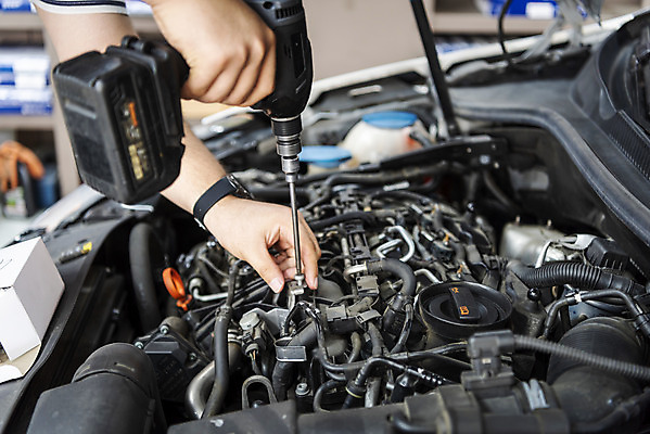 포토 JPG 주간 손 남자 40대 자동차 한명 야외 신체부위 한국인 공구 엔진 정비공 자동차정비 정비소 경정비 국내포토 자연요소 1 육상교통 중년 사람 동양인 도구 기술자 수리 파일형식
