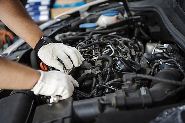 포토 JPG 주간 손 남자 40대 자동차 한명 야외 신체부위 한국인 엔진 정비공 자동차정비 정비소 경정비 국내포토 자연요소 1 육상교통 중년 사람 동양인 기술자 수리 파일형식