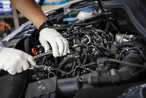 포토 JPG 주간 손 남자 40대 자동차 한명 야외 신체부위 한국인 공구 엔진 정비공 자동차정비 정비소 경정비 국내포토 자연요소 1 육상교통 중년 사람 동양인 도구 기술자 수리 파일형식