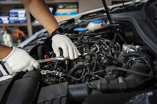 포토 JPG 주간 손 남자 40대 자동차 한명 야외 신체부위 한국인 도구 공구 엔진 정비공 자동차정비 전동드라이버 정비소 경정비 국내포토 자연요소 1 육상교통 중년 사람 동양인 기술자 드라이버_공구 수리 파일형식