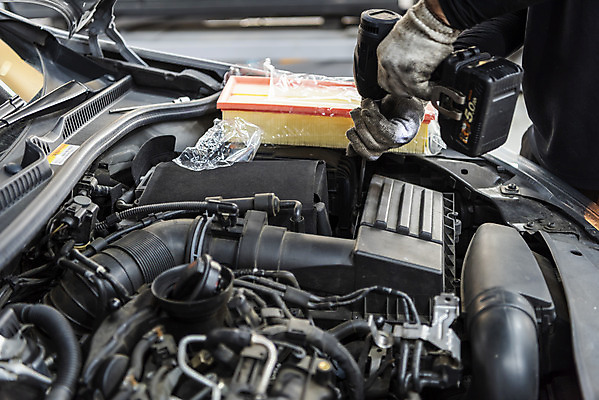 포토 JPG 주간 손 남자 40대 자동차 한명 야외 신체부위 한국인 공구 엔진 정비공 자동차정비 정비소 경정비 국내포토 자연요소 1 육상교통 중년 사람 동양인 도구 기술자 수리 파일형식