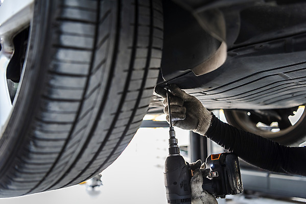 포토 JPG 주간 손 남자 40대 자동차 한명 근접촬영 야외 신체부위 한국인 공구 타이어 정비공 자동차정비 정비소 경정비 국내포토 자연요소 1 육상교통 뷰포인트 중년 사람 동양인 도구 기술자 수리 파일형식