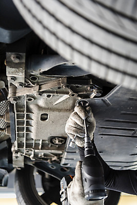 포토 JPG 주간 손 남자 40대 자동차 한명 야외 신체부위 한국인 공구 타이어 정비공 자동차정비 정비소 경정비 국내포토 자연요소 1 육상교통 중년 사람 동양인 도구 기술자 수리 파일형식