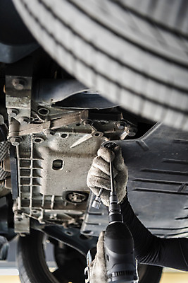 포토 JPG 주간 손 남자 40대 자동차 한명 야외 신체부위 한국인 공구 타이어 정비공 자동차정비 정비소 경정비 국내포토 자연요소 1 육상교통 중년 사람 동양인 도구 기술자 수리 파일형식