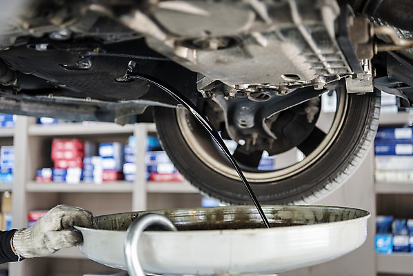 포토 JPG 주간 손 40대 자동차 들기 야외 신체부위 한국인 타이어 정비공 엔진오일 자동차정비 정비소 경정비 국내포토 자연요소 육상교통 중년 모션 사람 동양인 기술자 수리 석유 파일형식