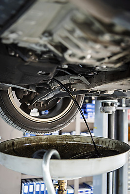 포토 JPG 주간 자동차 근접촬영 사람없음 야외 엔진오일 자동차정비 정비소 경정비 국내포토 자연요소 육상교통 뷰포인트 수리 석유 파일형식