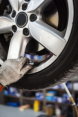 포토 JPG 주간 손 남자 40대 자동차 한명 근접촬영 야외 신체부위 한국인 타이어 정비공 자동차정비 정비소 경정비 공기압 국내포토 자연요소 1 육상교통 뷰포인트 중년 사람 동양인 기술자 수리 압력 파일형식