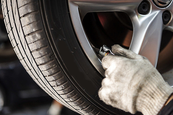 포토 JPG 주간 손 남자 40대 자동차 한명 근접촬영 야외 신체부위 한국인 정비공 자동차정비 정비소 경정비 공기압 국내포토 자연요소 1 육상교통 뷰포인트 중년 사람 동양인 기술자 수리 압력 파일형식