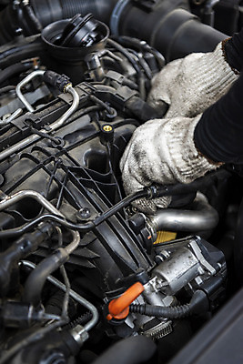 포토 JPG 주간 손 남자 40대 자동차 한명 야외 신체부위 한국인 엔진 정비공 자동차정비 정비소 경정비 국내포토 자연요소 1 육상교통 중년 사람 동양인 기술자 수리 파일형식