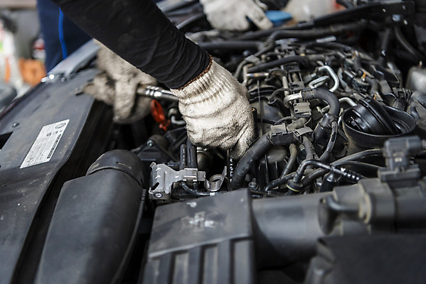 포토 JPG 주간 손 남자 40대 자동차 한명 야외 신체부위 한국인 엔진 정비공 자동차정비 정비소 경정비 국내포토 자연요소 1 육상교통 중년 사람 동양인 기술자 수리 파일형식