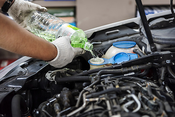 포토 JPG 주간 손 남자 40대 자동차 한명 야외 신체부위 한국인 엔진 정비공 자동차정비 정비소 워셔액 경정비 국내포토 자연요소 1 육상교통 중년 사람 동양인 기술자 수리 차량용품 파일형식