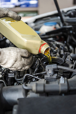 포토 JPG 주간 손 남자 40대 자동차 한명 야외 신체부위 한국인 붓기 엔진 정비공 엔진오일 자동차정비 정비소 경정비 국내포토 자연요소 1 육상교통 중년 모션 사람 동양인 기술자 수리 석유 파일형식