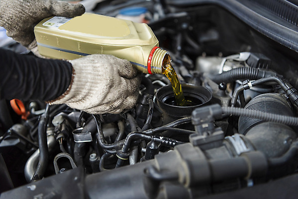 포토 JPG 주간 손 남자 40대 자동차 한명 야외 신체부위 한국인 붓기 엔진 정비공 엔진오일 자동차정비 정비소 경정비 국내포토 자연요소 1 육상교통 중년 모션 사람 동양인 기술자 수리 석유 파일형식