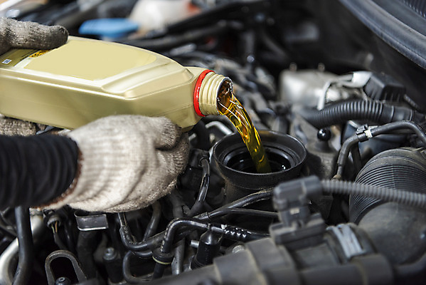 포토 JPG 주간 손 남자 40대 자동차 한명 야외 신체부위 한국인 붓기 엔진 정비공 엔진오일 자동차정비 정비소 경정비 국내포토 자연요소 1 육상교통 중년 모션 사람 동양인 기술자 수리 석유 파일형식